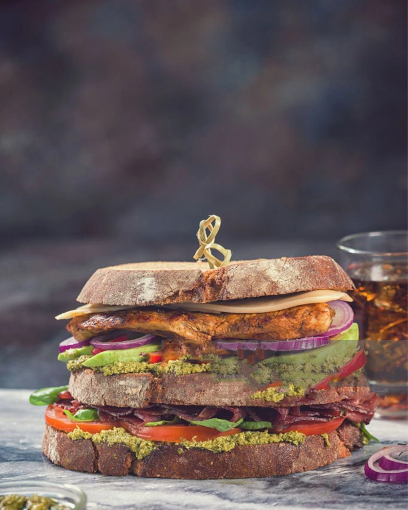 تصویر ساندویچ مرغ و آووکادو