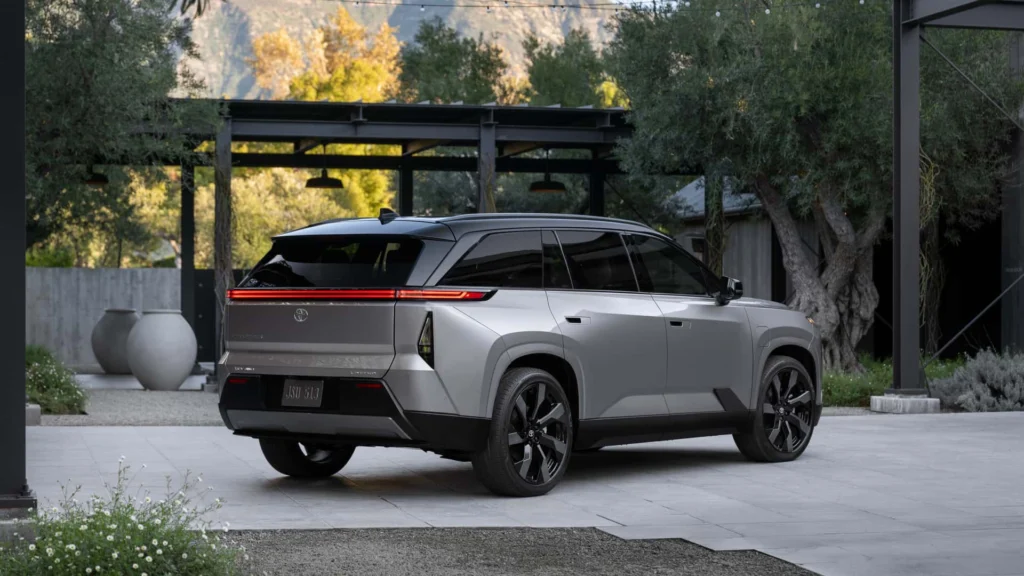 2027-toyota-highlander-ev (18)